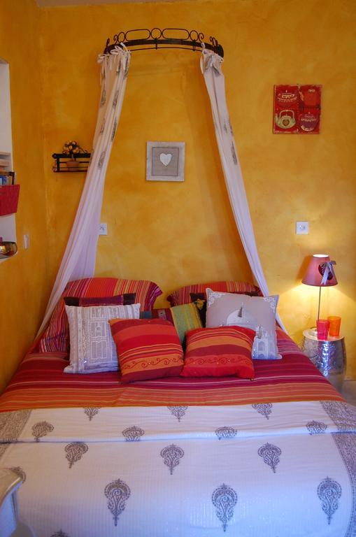 Maison D'Hotes Le Mas De Lila Vers Pont du Gard Ruang foto