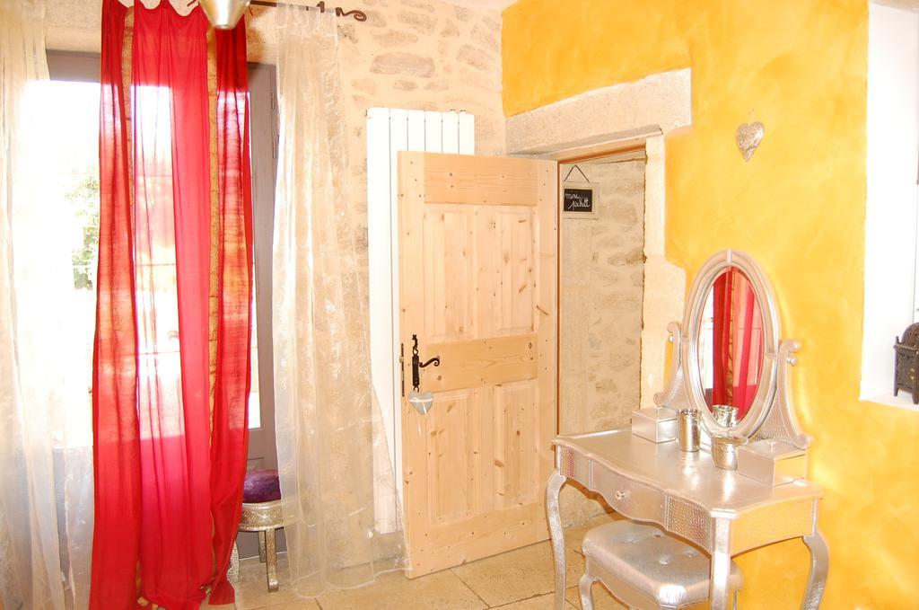 Maison D'Hotes Le Mas De Lila Vers Pont du Gard Ruang foto