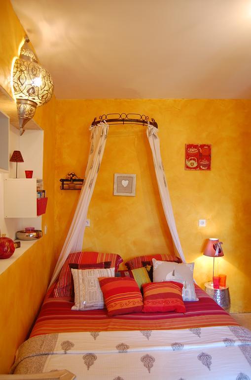 Maison D'Hotes Le Mas De Lila Vers Pont du Gard Ruang foto